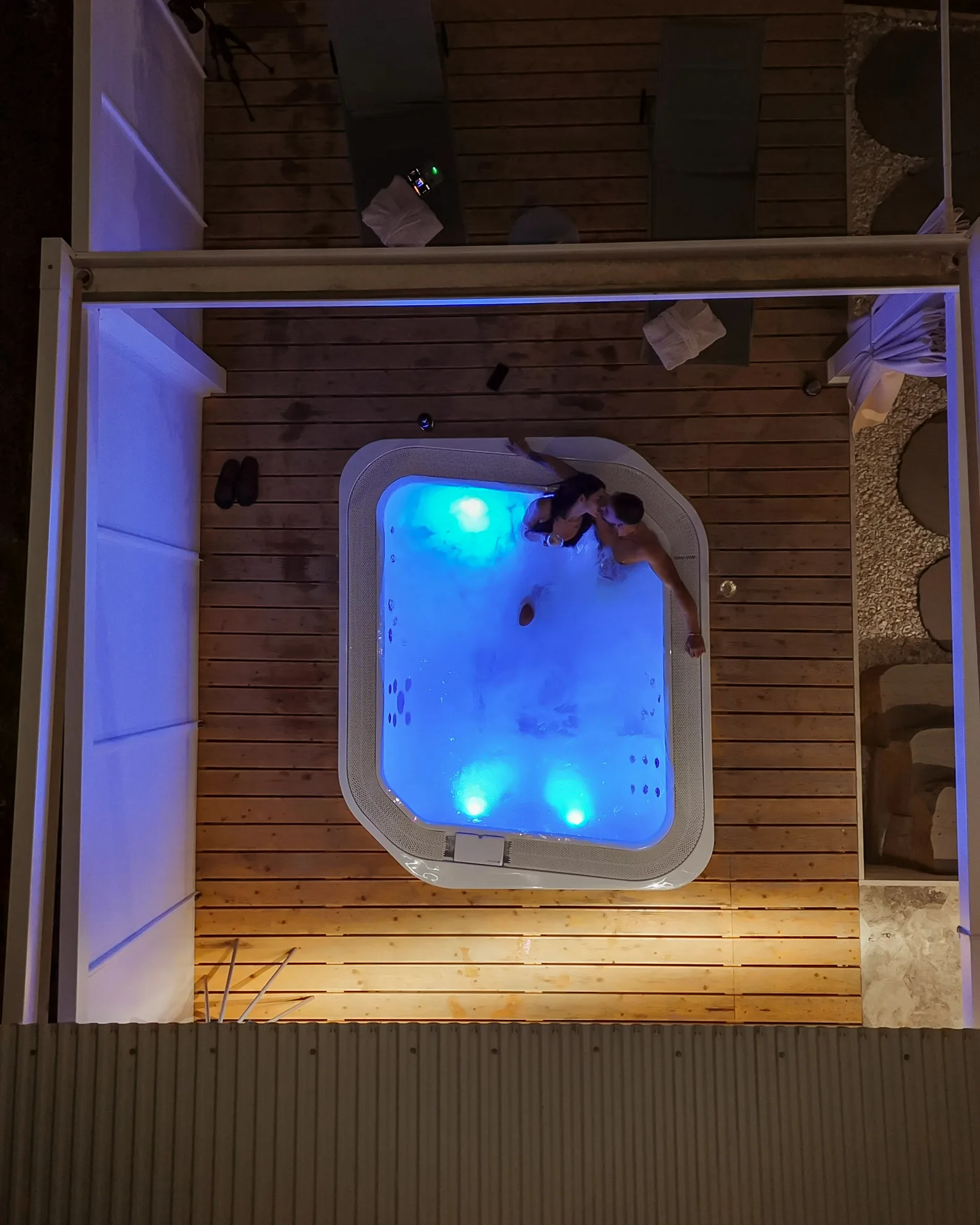 Suite al Borgo — Pool at night